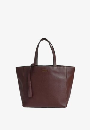 Sac fourre-tout en cuir marron avec deux poignées, présentant une surface texturée et un détail en frange. Logo embossé sur le devant. Forme rectangulaire.