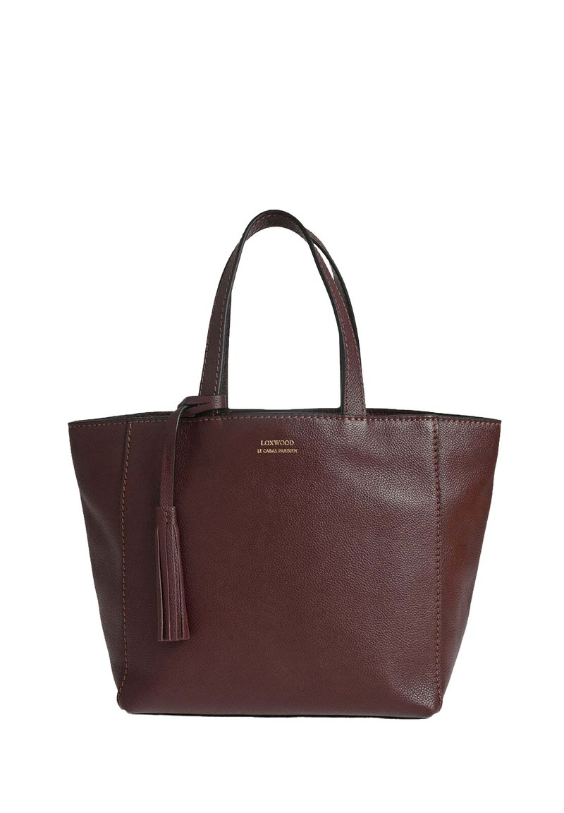 Sac fourre-tout en cuir marron avec deux poignées, présentant une surface texturée et un détail en frange. Logo embossé sur le devant. Forme rectangulaire.
