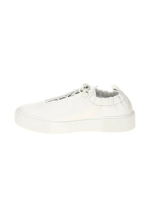 Weißer Sneaker mit niedrigem Schaft, dicker Gummisohle, elastischer Ferse und vorderer Schnürung, seitlich auf weißem Hintergrund gezeigt.