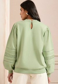 Love & Roses Sportska majica - sage green pintuck