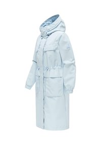 Svetlomodrá dlhá nepremokavá parka s pripevnenou kapucňou, nastaviteľným pásom, elastickými manžetami, zapínateľnými náprsnými vreckami a veľkými prednými vreckami.