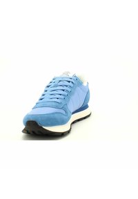Sneakers blu con una combinazione di materiali in suede e nylon, dotati di una linguetta bianca, lacci rotondi e una suola in gomma nera.