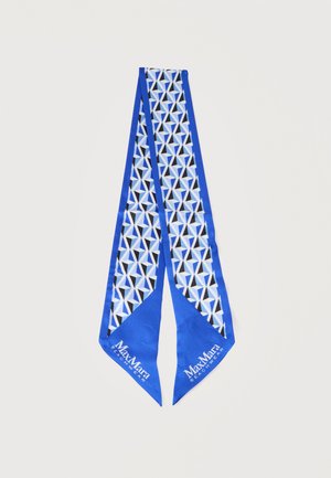 Blåt silketørklæde med geometriske sorte, hvide og lyseblå mønstre, med teksten "MaxMara Beachwear" på hver spids ende.