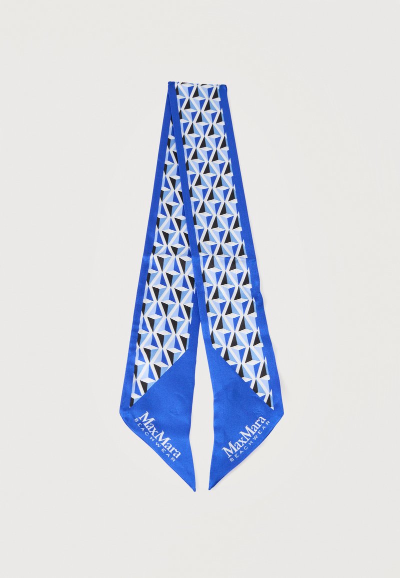 Μπλε μεταξωτό μαντήλι με γεωμετρικά μαύρα, λευκά και ανοιχτό μπλε σχέδια, με το κείμενο "MaxMara Beachwear" σε κάθε μυτερό άκρο.