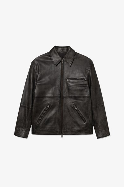 Jaqueta de couro preto com zíper frontal, gola clássica e três bolsos com zíper, exibida de forma plana sobre fundo branco.