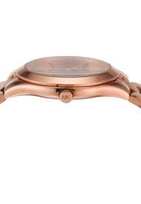 Rose guld metalurisk ur med et rundt hus, en glat bezel og en tekstureret krone. Remmen har sammenkoblede led, der giver et elegant look.