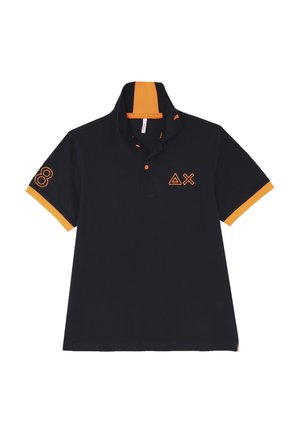 Polo shirt nera con dettagli arancioni, caratterizzata da un colletto a contrasto, logo ricamato e numero 8 sulla manica. Materiale in cotone.