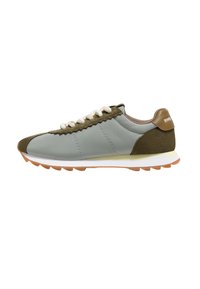 Zapatilla deportiva con una combinación de colores en gris claro y verde olivo, fabricada en cuero y gamuza, con punta redonda y suela de goma texturizada.