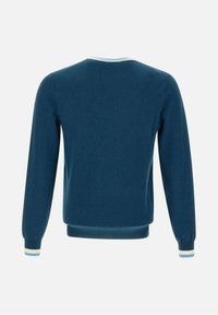 Maglione blu a maglia, con scollatura rotonda e maniche lunghe con strisce bianche decorative sui polsini e sul collo. Tessuto liscio, design casual.