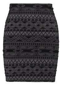 Černá a šedá přiléhavá sukně s horizontálními kmenovými geometrickými vzory zahrnujícími kosočtverce, trojúhelníky a pruhy.