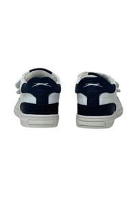 Sneaker navy e bianche con tomaia in sintetico liscio, dettagli texture e suola in gomma bianca. Presenta un logo sul tallone.