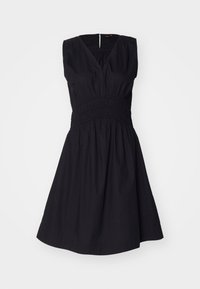 Svart ärmlös klänning med V-ringning, samlad elastisk midja och utsvängd kjol. Tillverkad av lätt material och har en diskret dragkedja i ryggen.
