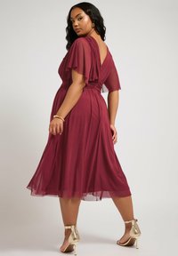 Yours Clothing PLEATED V-NECK MIDI - Vestito casual - burgundy