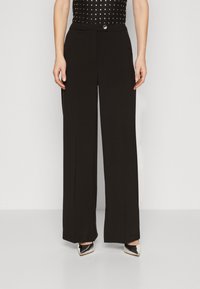 Zwarte brede broek van gladde stof. Voorzien van een voorste knoopsluiting en zijzakken, met een elegante pasvorm.