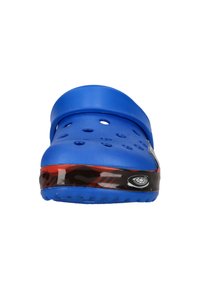 Blå træsko med ventilationshuller, en glat overflade og et sort og rødt mønsterbånd på mellemsålen. Har en forhøjet hæl og en rygrem.