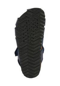 Suola in gomma nera con un motivo a zigzag, dotata di fori rotondi per la traspirabilità. Attaccata a una parte superiore blu con una cinghia in velcro.