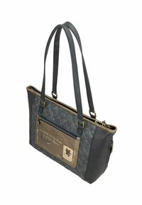 Sac à main gris matelassé avec doubles poignées, fermeture éclair et poche avant présentant un texte et un graphique. Matière texturée avec des accents en métal doré.