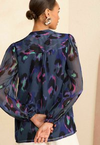 Love & Roses FRONT SHEER LONG SLEEVE- REGULAR FIT - Blúzka - blue animal