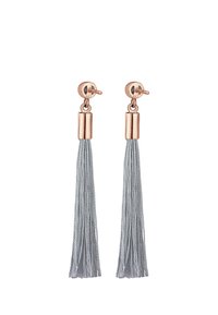 Örhängen i roséguld med långa grå fransar, cylindriska metalldetaljer och bakre stiftfäste. Fransarna är texturerade med tunna trådar.