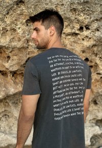 Mira Paris YOU GO VINTAGE UNISEX TEE 2024 - T-shirt print - black denim