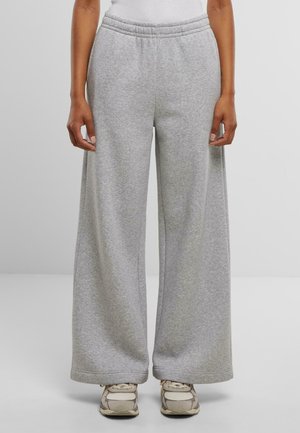 Svetlošedé široké tepláky vyrobené z mäkkej látky s elastickým pásom. Spodný lem je jemne manžetový, čo zabezpečuje voľný strih.