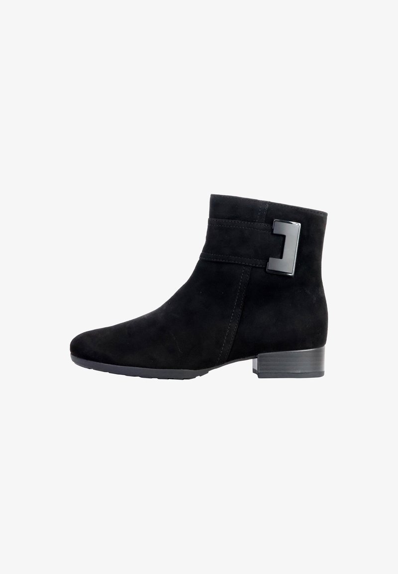 Schwarze Wildleder-Ankelboots mit runder Zehenform, Knöchelhöhe, seitlichem Schnallen-Detail und niedrigem gestapeltem Absatz. Glatte Textur, schlichtes Design.