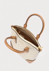 Petit sac à main en toile monogramme beige, accents en cuir marron, deux poignées, et fermeture zippée sur le dessus avec une quincaillerie dorée.