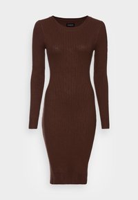 Brun, ribbad, stickad långärmad klänning med rund halsringning, figurnära passform och midikalvlängd. Texturerat tyg med elastisk stretch.