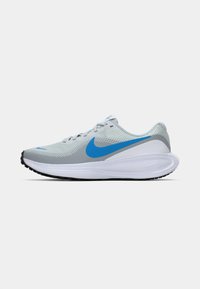 Světle šedé sportovní boty s prodyšným síťovaným svrškem, modrým logem Nike, průhlednou bílou mezipodešví a černou gumovou podrážkou.