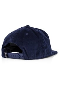 Cappello in corduroy navy con visiera piatta, cinturino regolabile in plastica e etichetta cucita sul lato. Tessuto testurizzato con righe verticali.