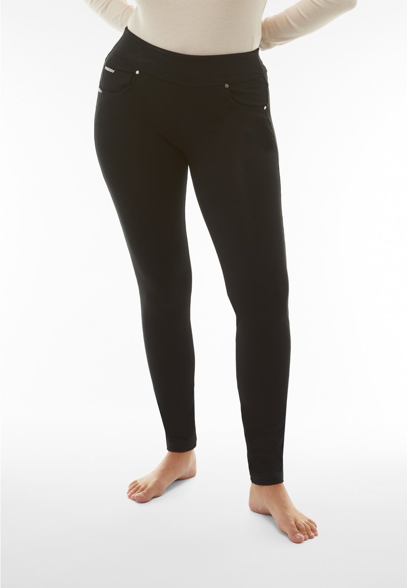 Leggings neri con una superficie liscia, vita alta elastica e due tasche frontali con dettagli in metallo argentato.