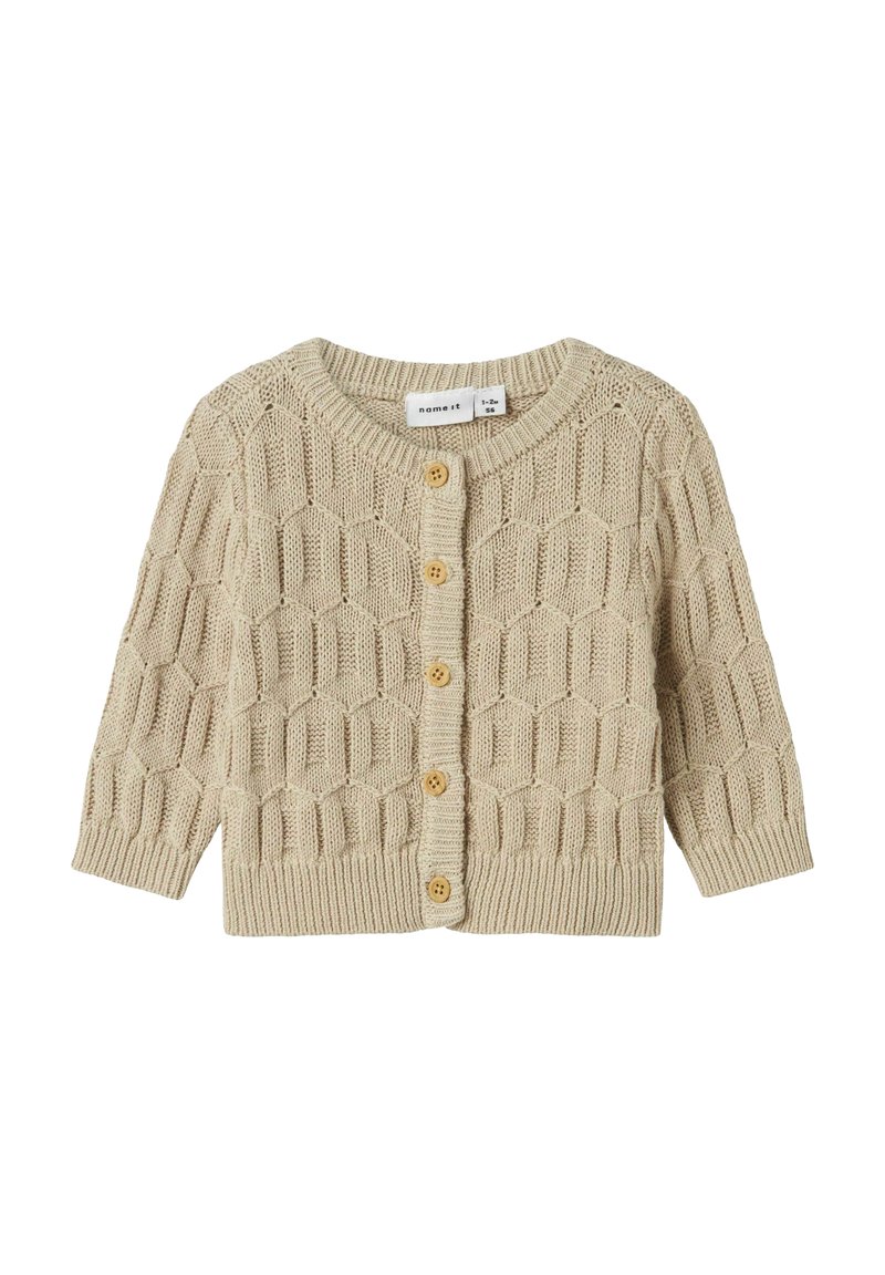 Beige gestrickte Strickjacke mit einem hexagonalen Muster, Rundhalsausschnitt und langen Ärmeln. Verfügt über Holzknöpfe auf der Vorderseite und ein geripptes Bündchen.