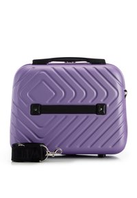Maleta rígida morada con un patrón diagonal texturizado y asa negra. Incluye una correa de hombro negra desmontable y herrajes de acento.
