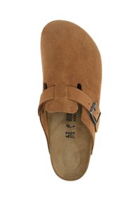 Brune ruskinds slide sandal med et bredt tåområde, justerbar læderrem og detalje med metalspænde. Indersiden har en contoured fodseng.