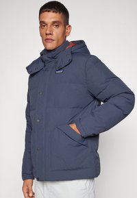 Patagonia DOWNDRIFT JACKET - Páperová bunda - smolder blue/burnished red
