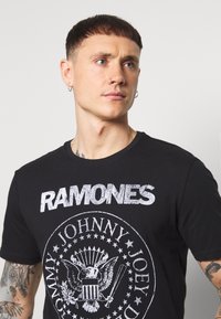 Only & Sons ONSRAMONES FRONT PRINT TEE - T-shirt estampada - black
