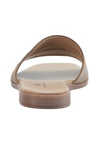 Tan leren instapsandalen met een gladde voetbed, minimalistisch ontwerp en een licht gebogen zool. Open teen stijl zonder sluitingen.