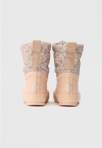Botas de borracha cor-de-rosa com uma parte superior em tecido floral, apresentando uma dobra na parte superior, tiras elásticas e solas texturizadas para melhor aderência.