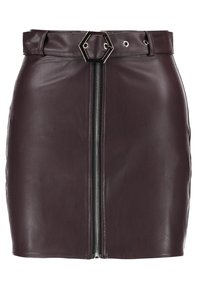 Burgundy läder mini kjol med framdragkedja, sexkantig bältesspänne och öljett detaljer, med en slät textur och åtsittande design.