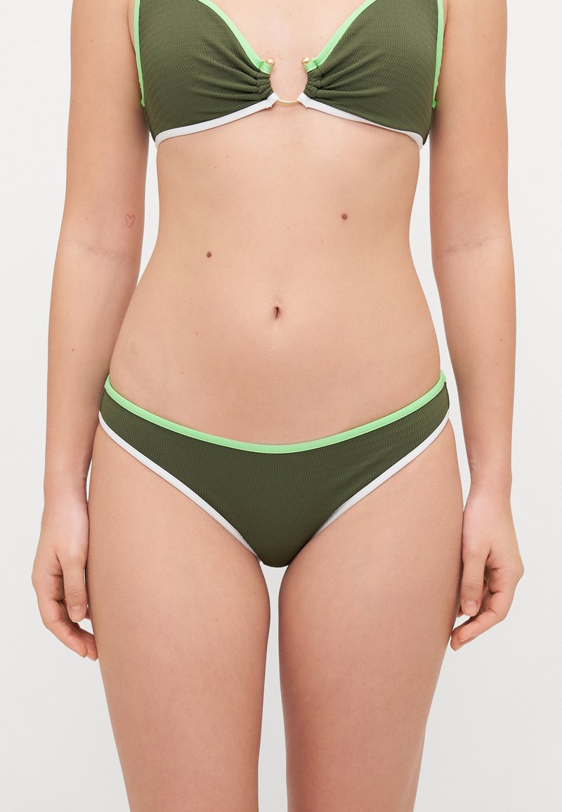 Olivgrünes Bikini-Set mit gerippter Textur, dreieckigen Cups mit hellgrüner Zierkante und einem goldenen Ringakzent in der Mitte. Weiße Seitenbänder.