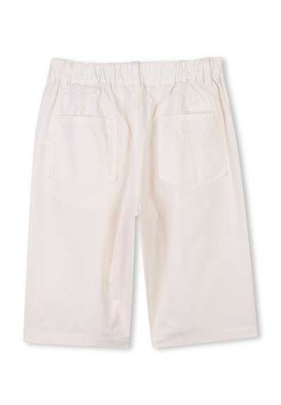 Shorts en coton blanc avec une taille élastique, deux poches arrière et un logo en relief sur la poche droite. Texture lisse et coupe ample.