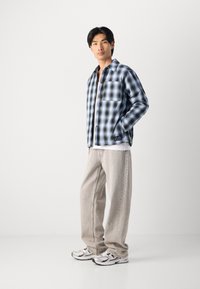 Scotch & Soda CHECK PADDED OVERSHIRT - Light jacket - thyme / blue bonnet shadow