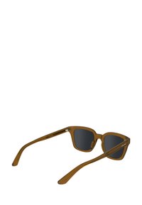 Ochelari de soare din plastic maro, cu lentile unghiulare și brațe subțiri. Lentile întunecate, brand minim pe lateral, textură netedă. Design rotunjit.