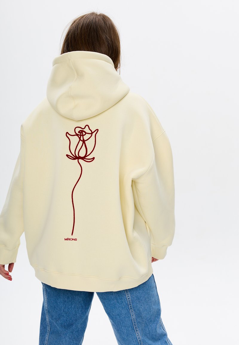 Helles gelbes Hoodie aus weichem Material, mit einem roten bestickten Rosendesign auf dem Rücken und einer verstellbaren Kapuze. Lockere Passform.