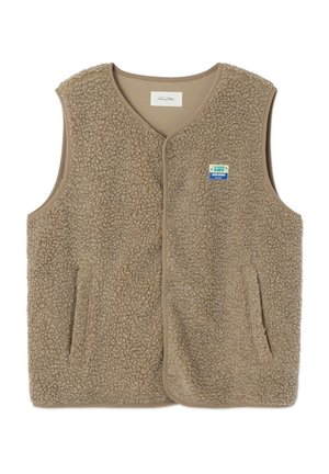 Bēšs bezroku flīsa vestes ar sprādzēm, divām priekšējām kabatām un mazu zilu un baltu plāksteri uz krūtīm.