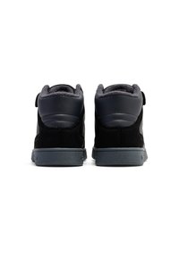 Czarne zamszowe i skórzane sneakersy typu high-top z szarym gumowym spodem. Posiadają miękką szaro-skalową podszewkę oraz rzep do zamknięcia.