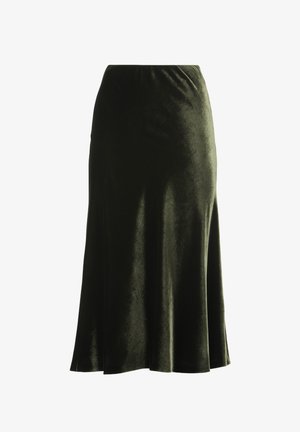 Jupe midi envelours vert avec une forme évasée, une taille élastique et une texture lisse, présentant un subtil éclat et sans motifs visibles.