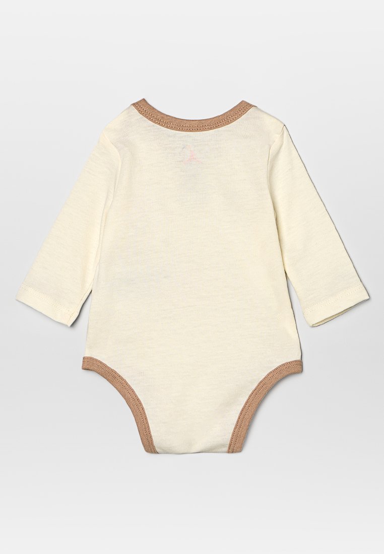 Bodysuit de bebé de manga larga en crema claro con ribetes marrones. Material de algodón suave, cierres a presión en la parte inferior y un pequeño logo en la parte posterior.