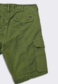 Pantaloni cargo verdi realizzati in tessuto leggero. Presentano tasche a toppa, cuciture rinforzate e un'etichetta del marchio sul retro.