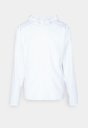 Housse zippée blanche avec une texture lisse, dotée d'une capuche, de manches longues et d'un petit logo sur la poitrine gauche.